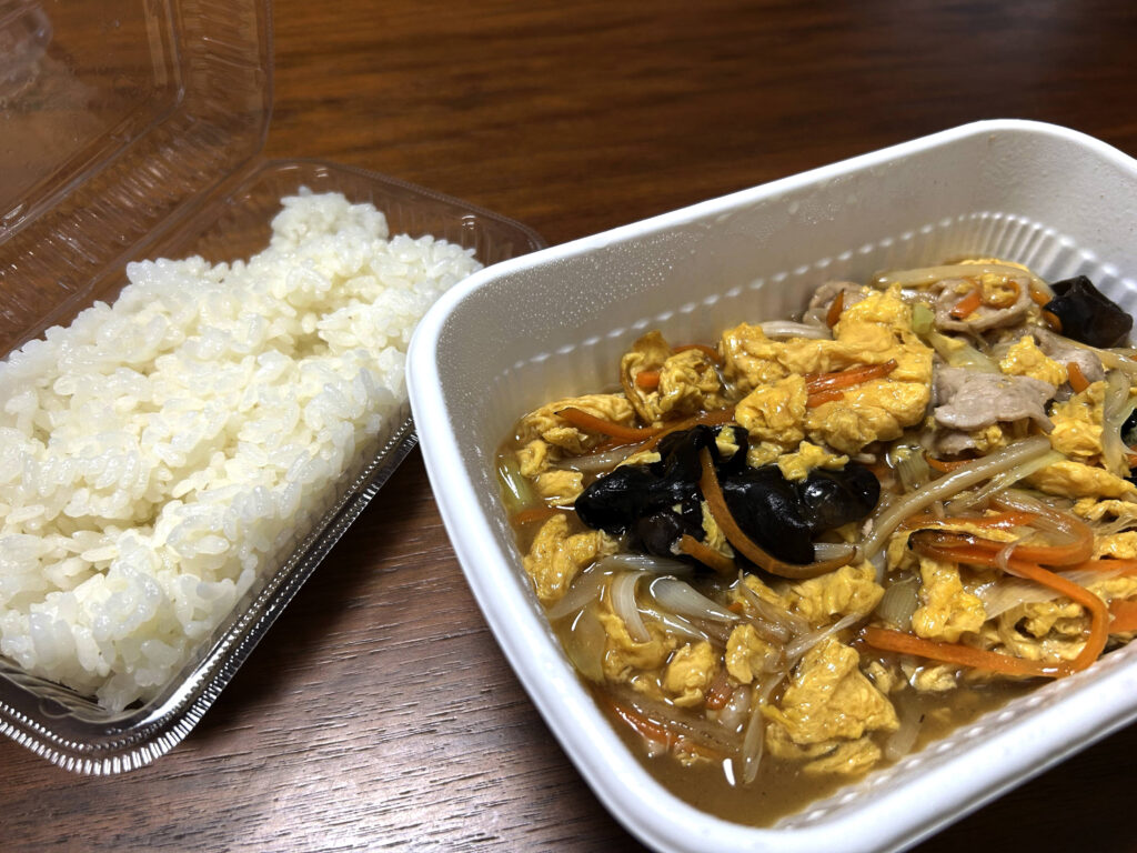 「きくらげと卵炒め」と「ライス」