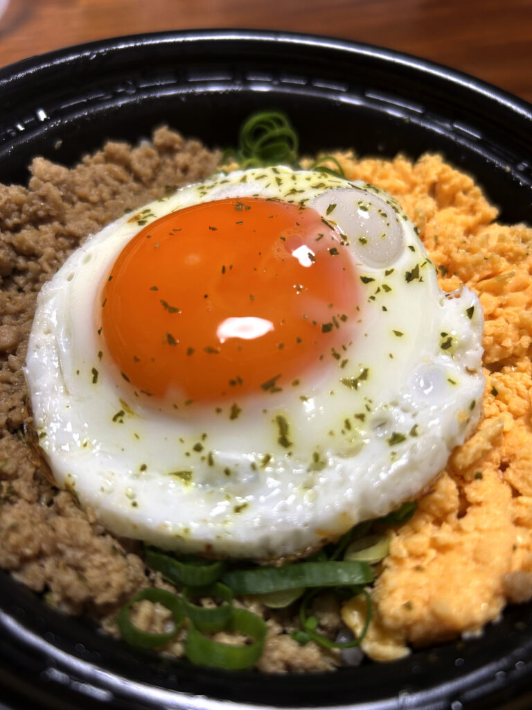 そぼろ2色丼