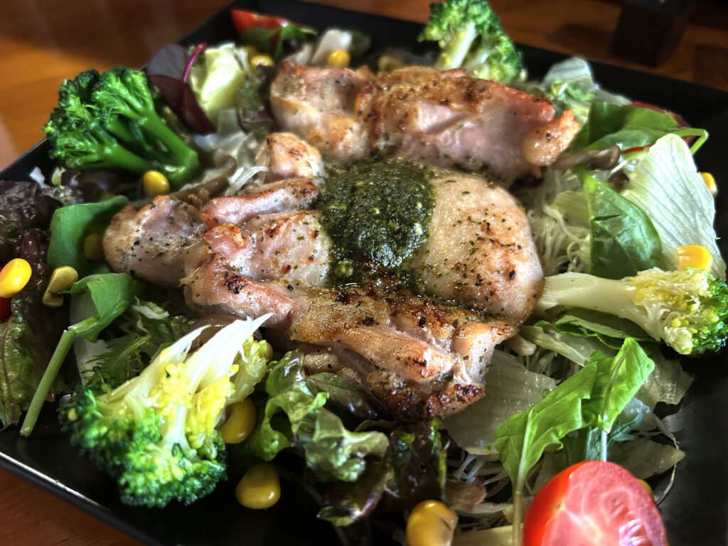 たっぷり野菜と皮なし鶏もも肉のバジルソース
