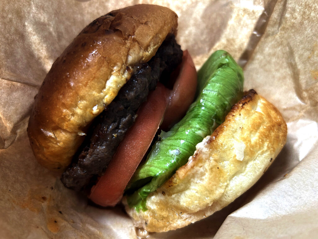 美しく焼き上がったクラシックバーガー