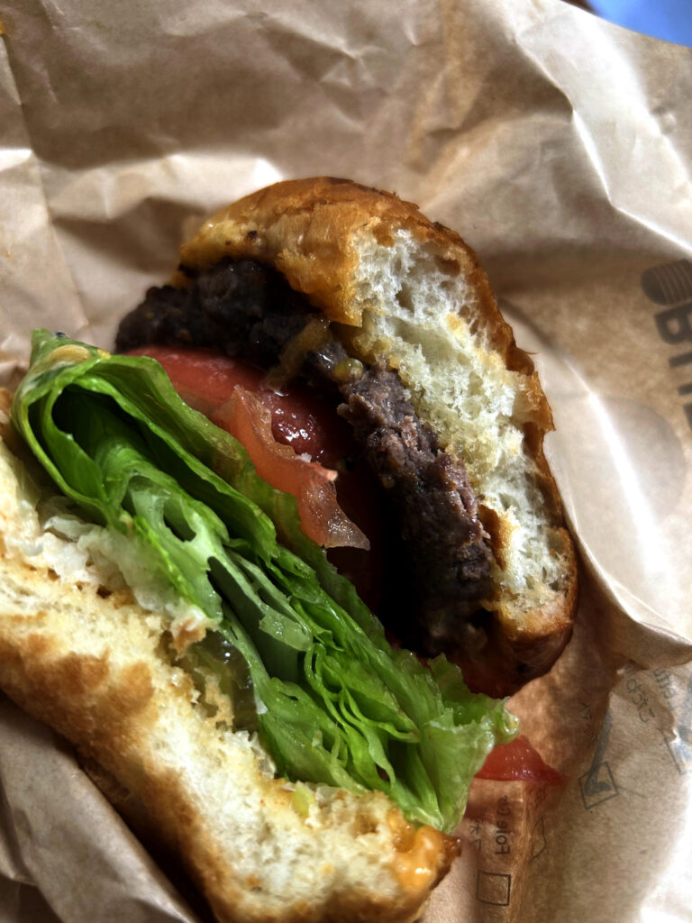 クラシックバーガーの断面とジューシーな肉の質感