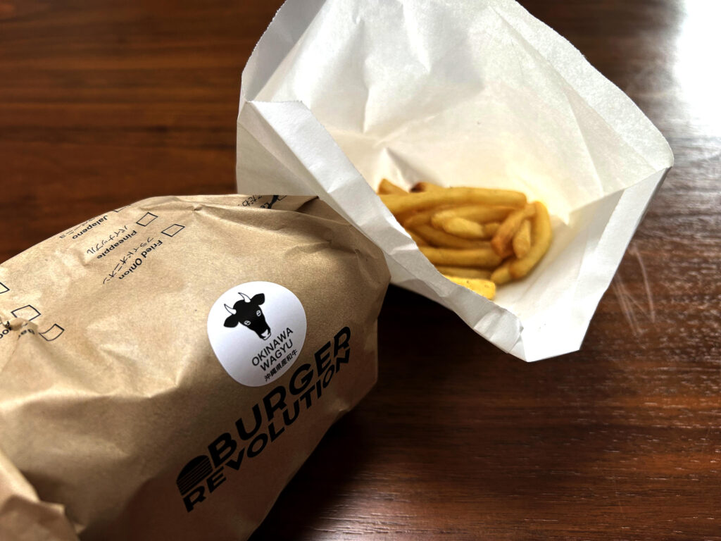 テイクアウトしたバーガーとポテトの包み紙
