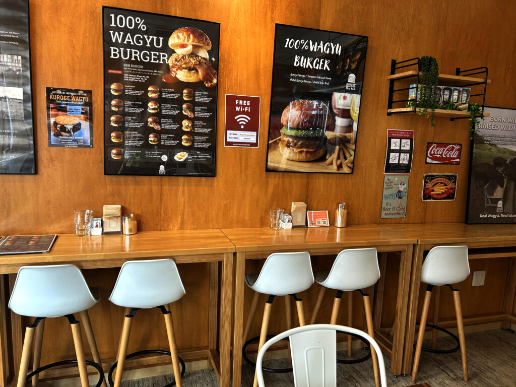 ウッド調でお洒落なBurger Revolution Nahaの店内カウンター席