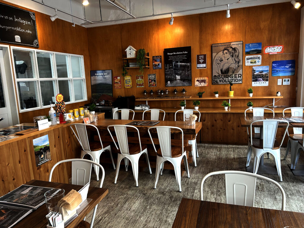 ウッド調でお洒落なBurger Revolution Nahaの店内