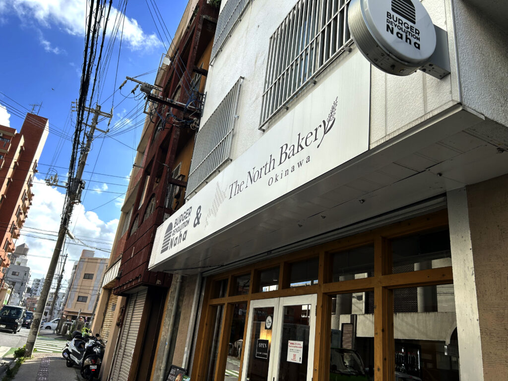 Burger Revolution Nahaの外観と看板