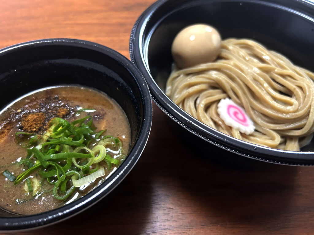 濃厚豚骨魚介つけ汁と極太麺のセット全体