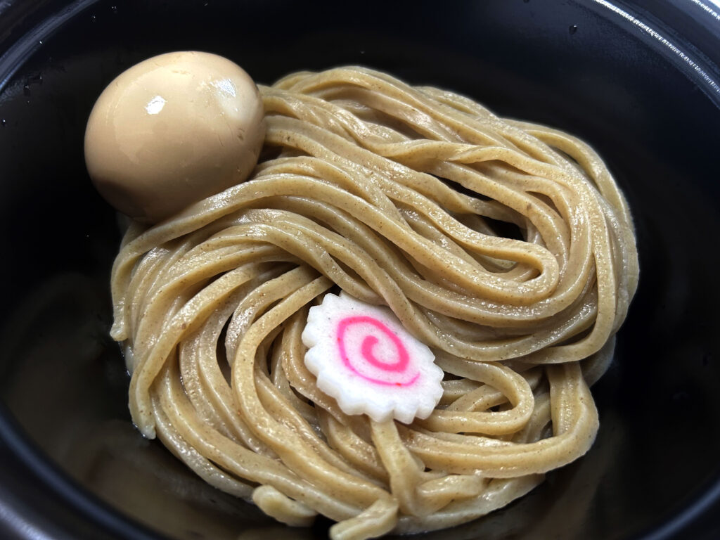 美しく整えられた三竹寿の極太麺となると、つややかな半熟味玉