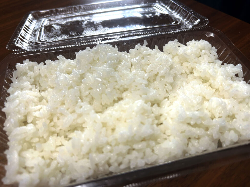 パックいっぱいに盛られたセットの白ご飯