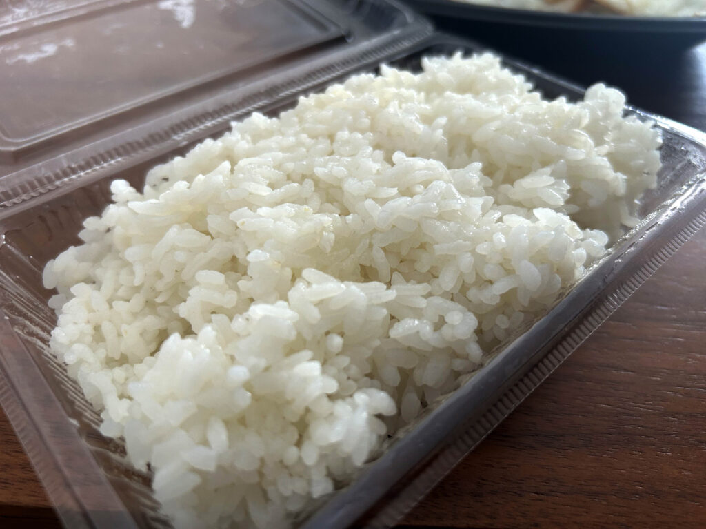 フードパックの限界までぎっしり詰められたでんすけの超大盛りご飯