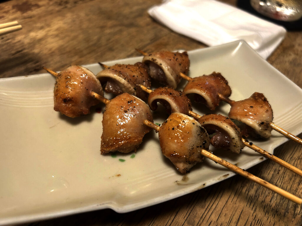 香ばしく焼き上げられた末廣ブルースの串焼きのどべら