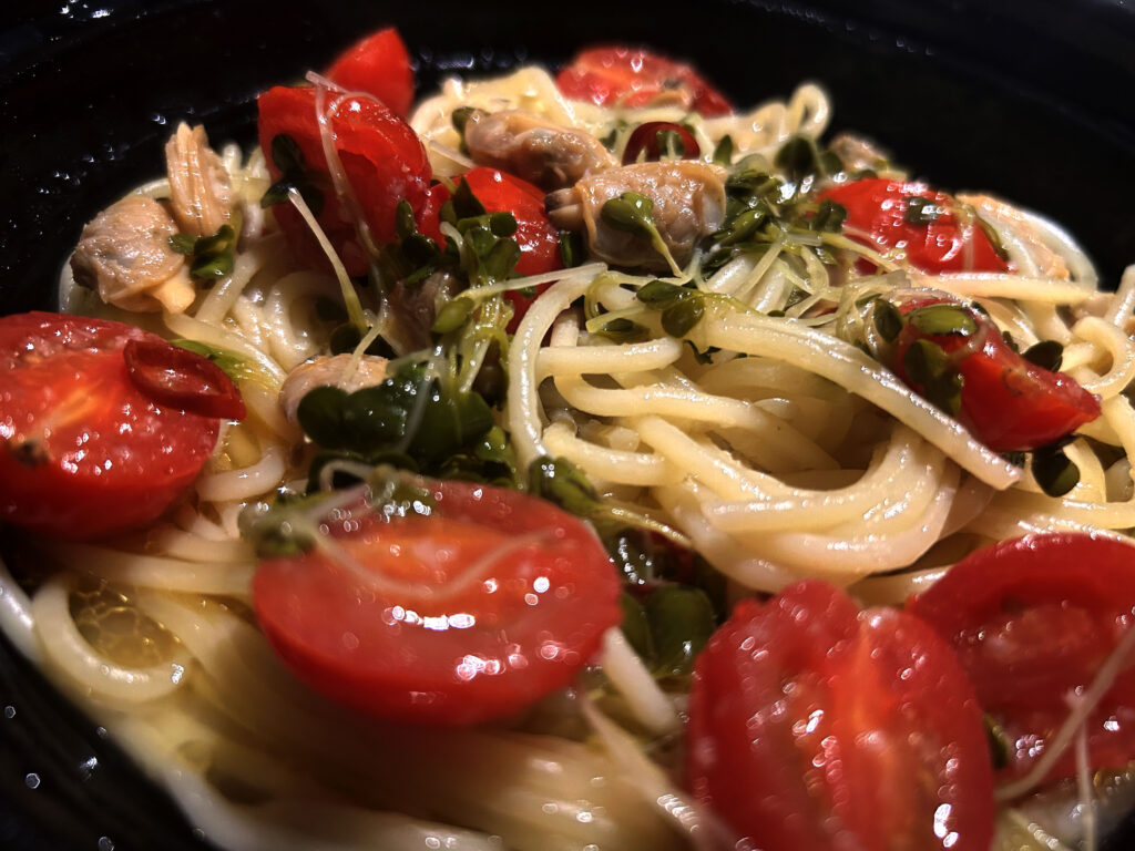 麺と具材を混ぜ合わせたアサリとチェリートマトのボンゴレペペロンチーノ