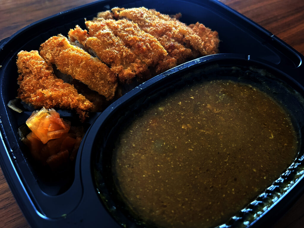 ポケットマーニーのインド風チキンカレーとご飯にのった揚げたてとんかつ