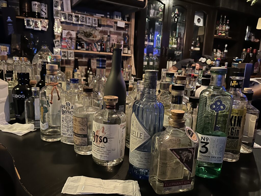 那覇のクラフトジン専門バー SAMIs craftGIN&BARのカウンターに並ぶ多彩なボトル