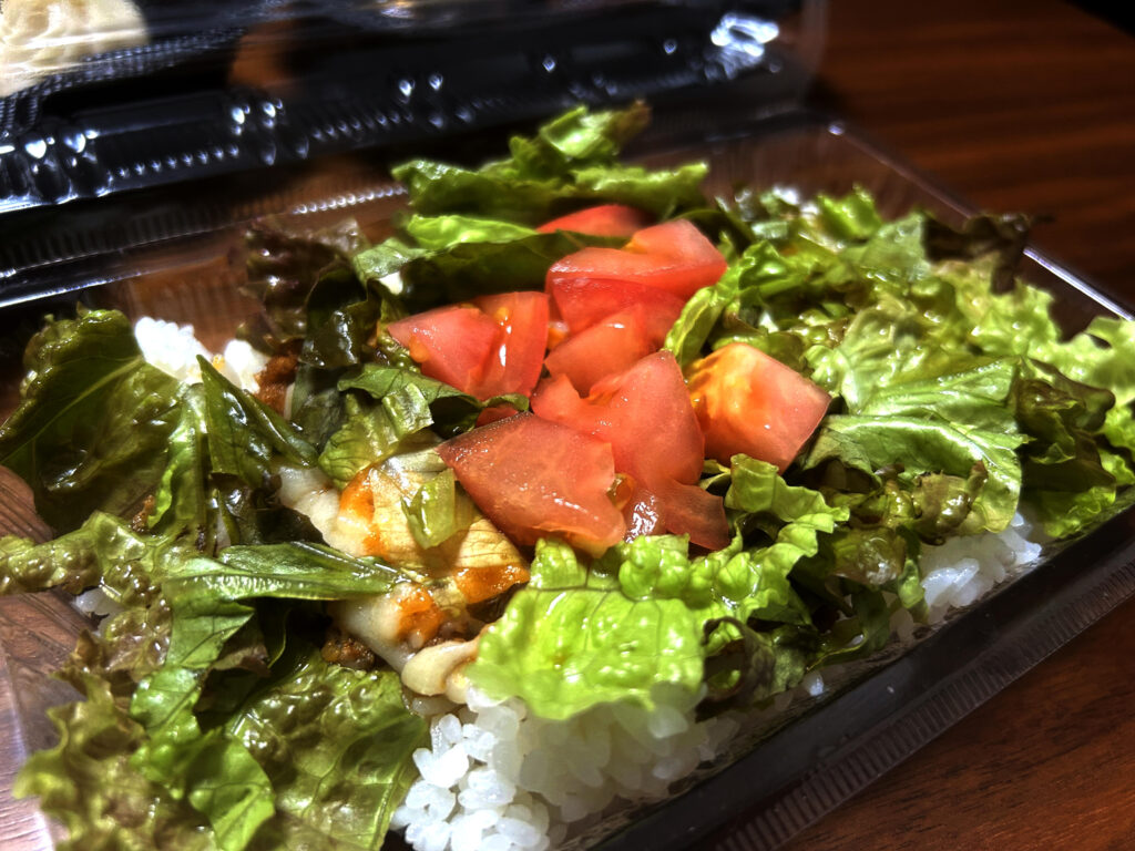 トマトとレタスがたっぷりトッピングされたタコライス