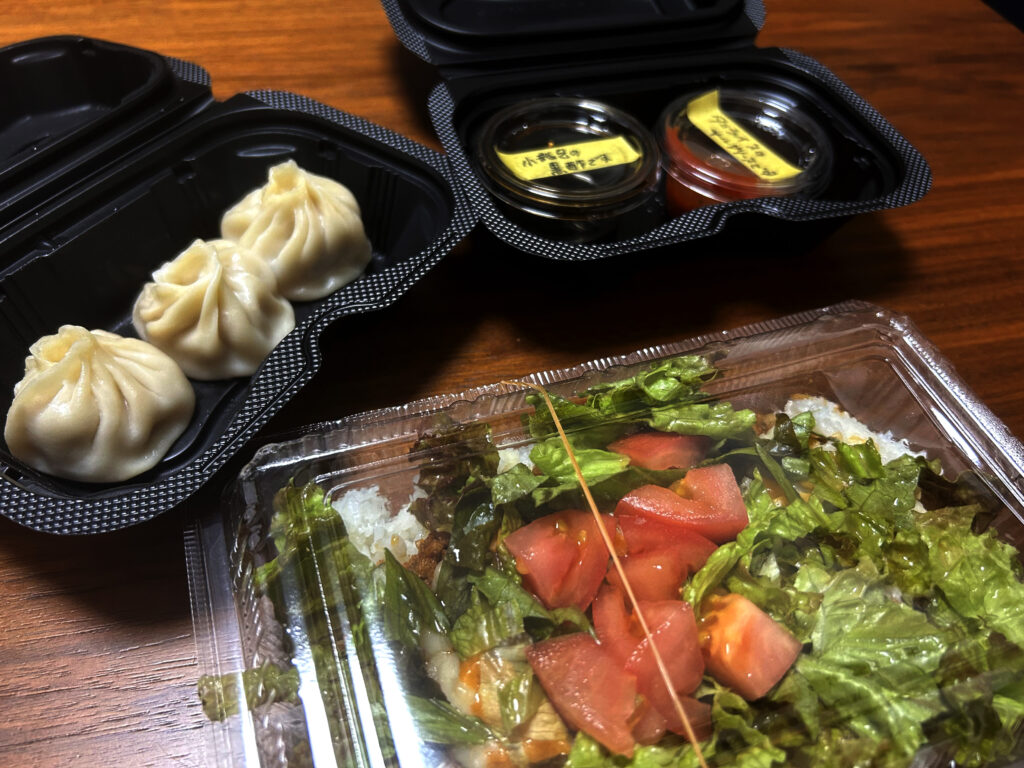 ゆぅじ小のUber Eatsで届いたタコライスと小籠包3個セット