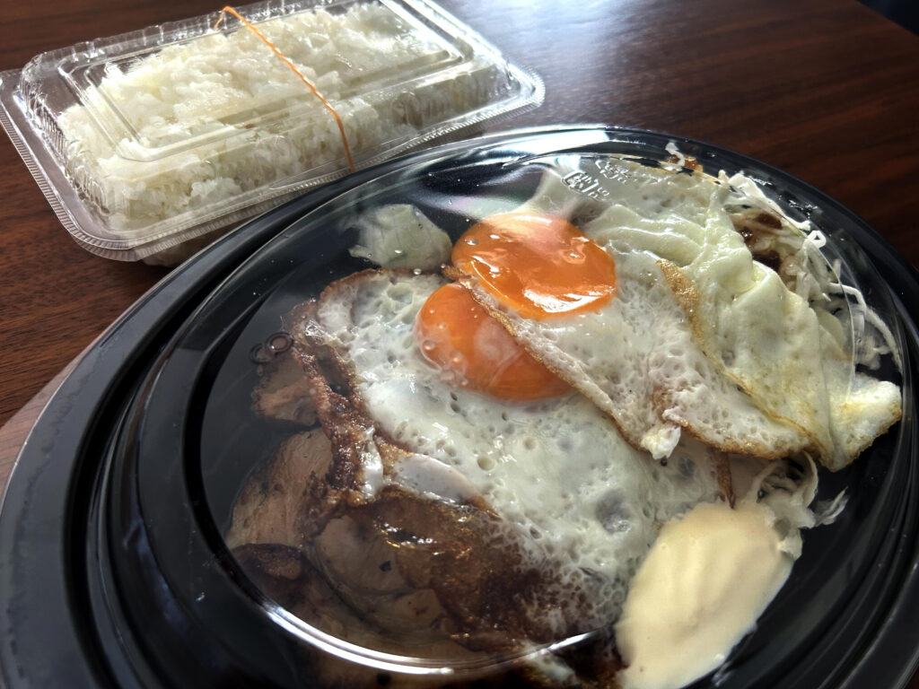 でんすけ那覇松山のUber Eats ダブルチャーシューエッグ弁当と別パックの大盛りご飯