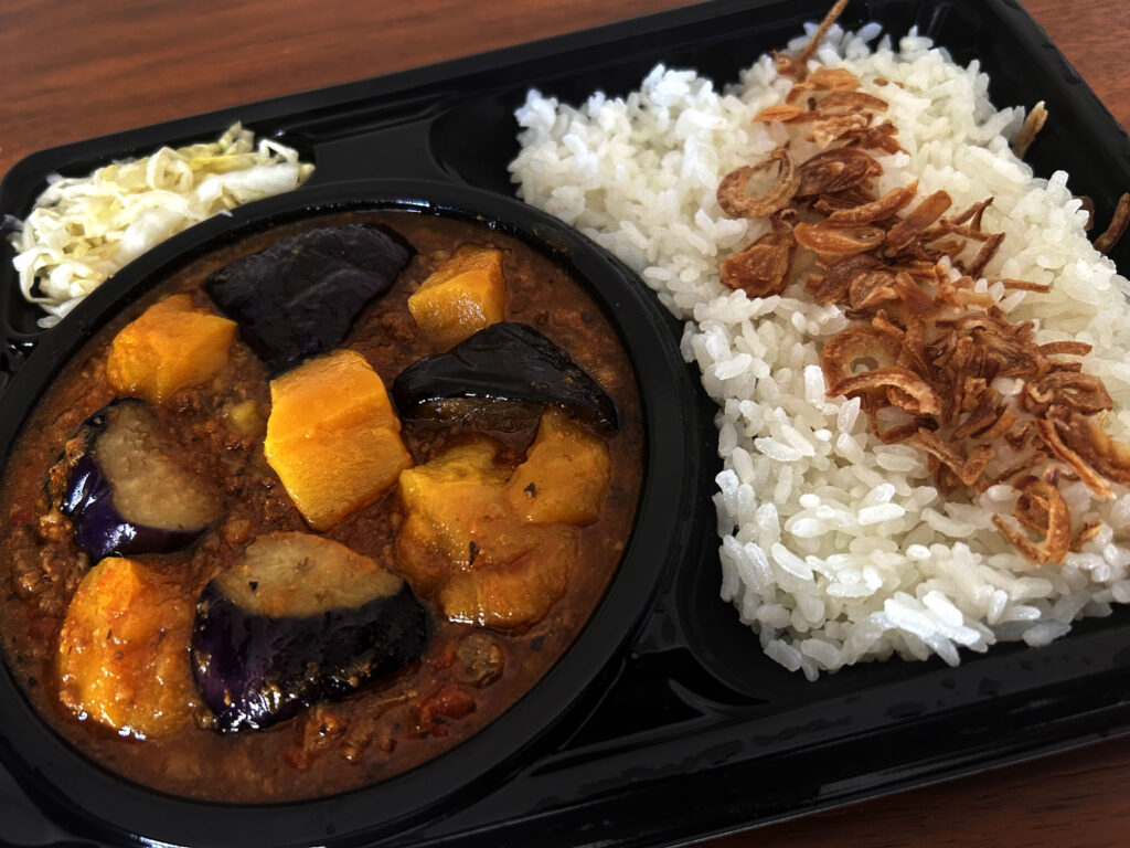 ニジイロカフェのナスとマンゴーのキーマカレー全体とお米のフライドオニオン