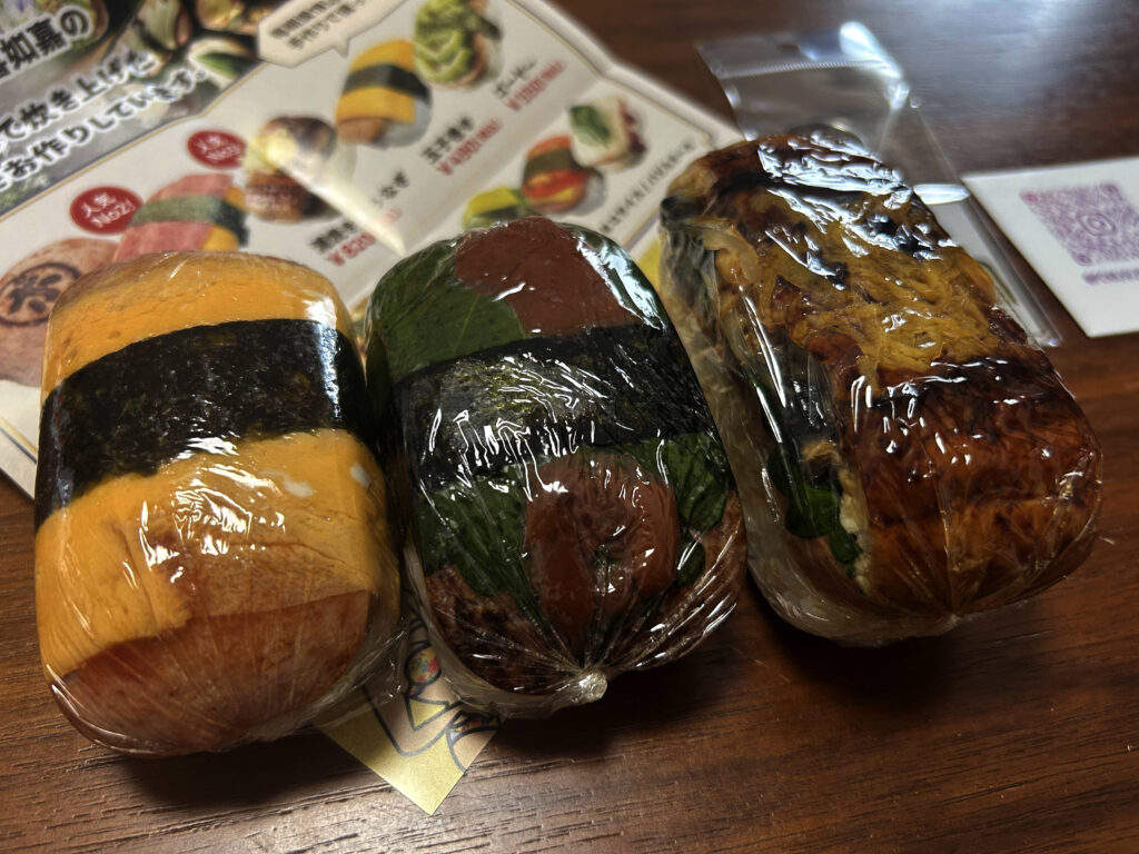 ラップに包まれたポむすびの玉子巻き・梅しそ・特大うなぎ蒲焼