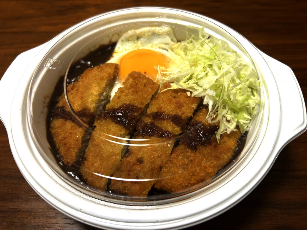 Uber Eatsで届いたゴーゴーカレー那覇東店のロースカツカレー小盛・目玉焼きトッピングのテイクアウト容器