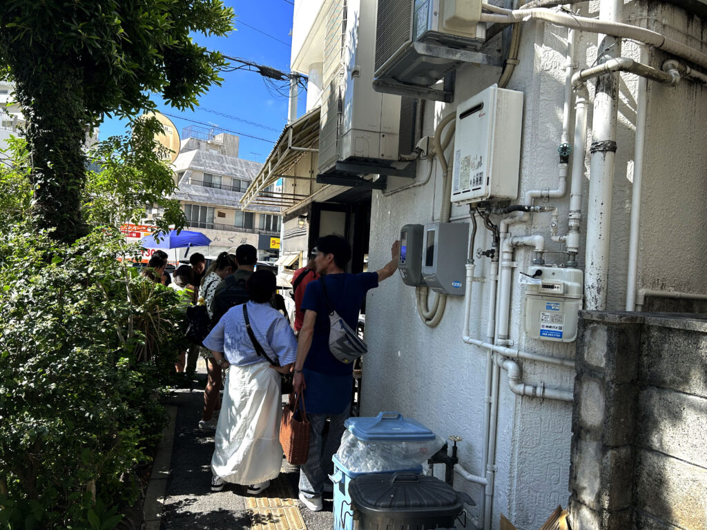 お昼過ぎの14時でも行列ができているOKINAWA SOBA EIBUNの店頭の様子