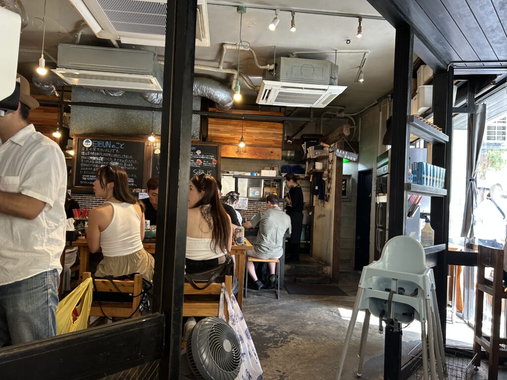 カフェのようにおしゃれで落ち着いた雰囲気のOKINAWA SOBA EIBUNの店内