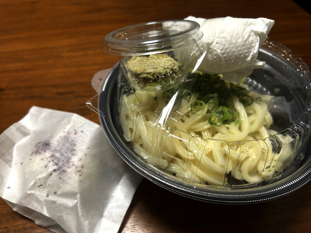 名代 かすうどん なが田 那覇国際通り本店のUber Eatsデリバリー容器とおにぎり