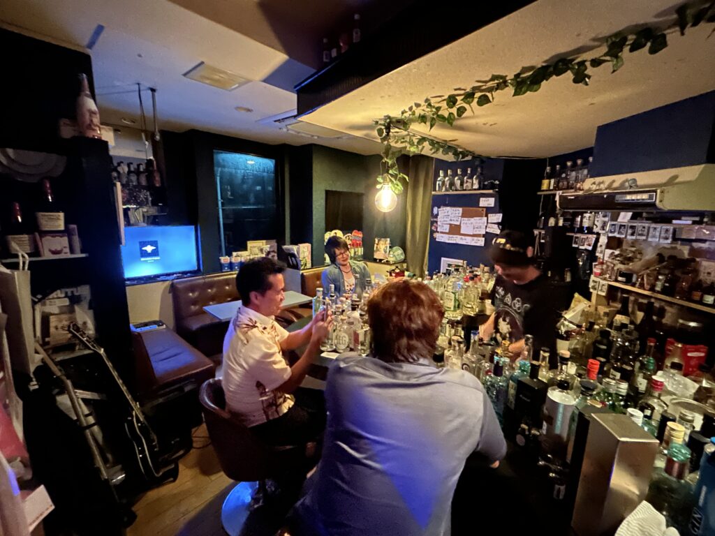 SAMIs craftGIN&BARのアットホームな店内とカウンター席の様子
