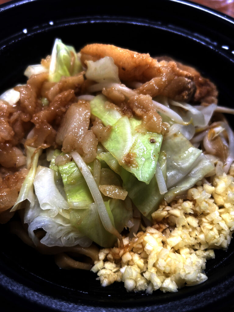 時は豚なり那覇店の汁なし豚ラーメン200g全体像