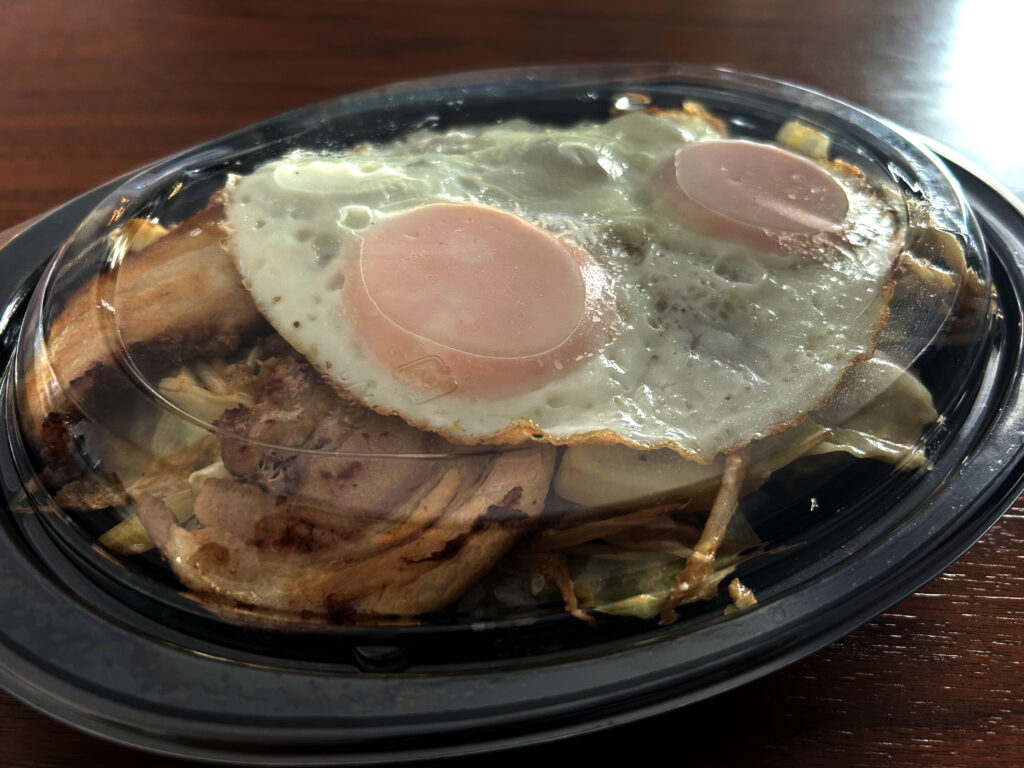 でんすけの沖縄風ちゃんぽんに目玉焼き2枚とチャーシューを追加トッピングした様子