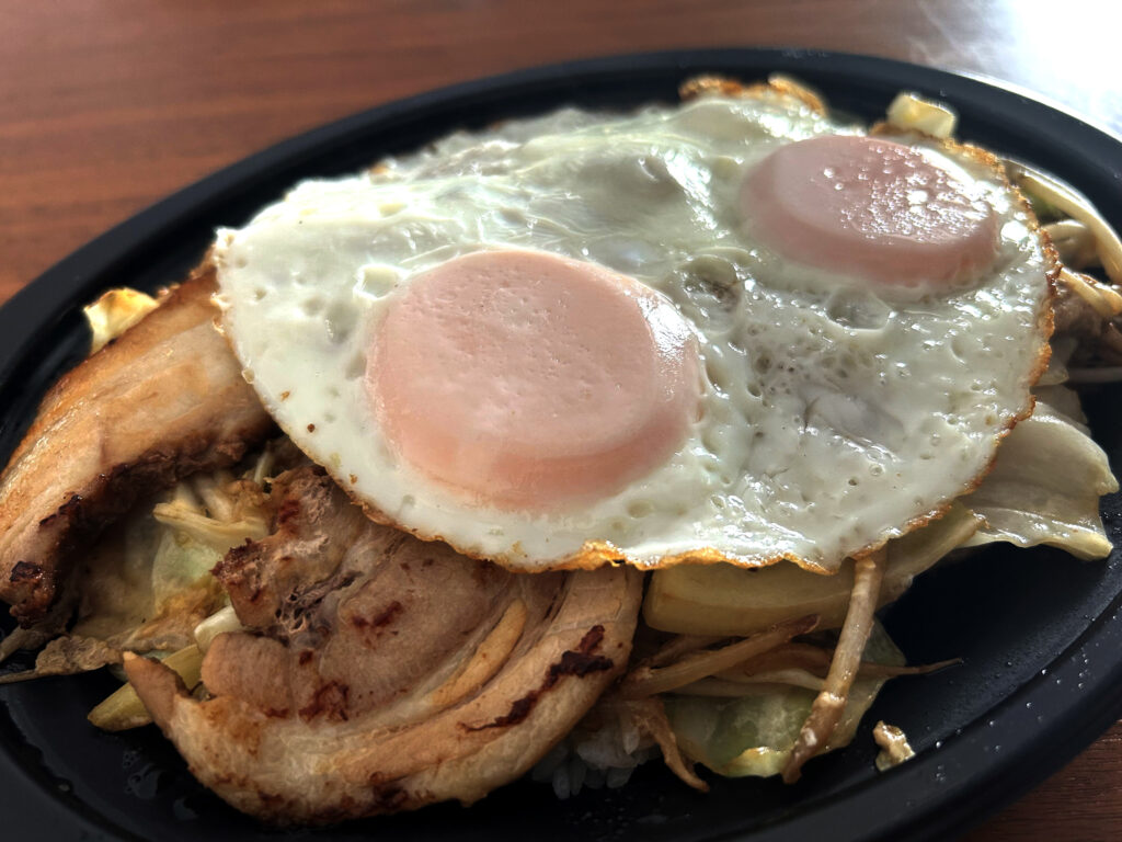 2枚の目玉焼きと大判チャーシューが乗ったボリューム満点の沖縄風ちゃんぽん