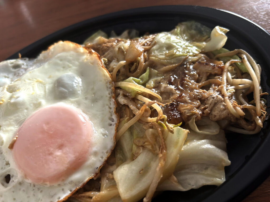 タレと卵がよく絡んだシャキシャキのキャベツともやしの炒め物