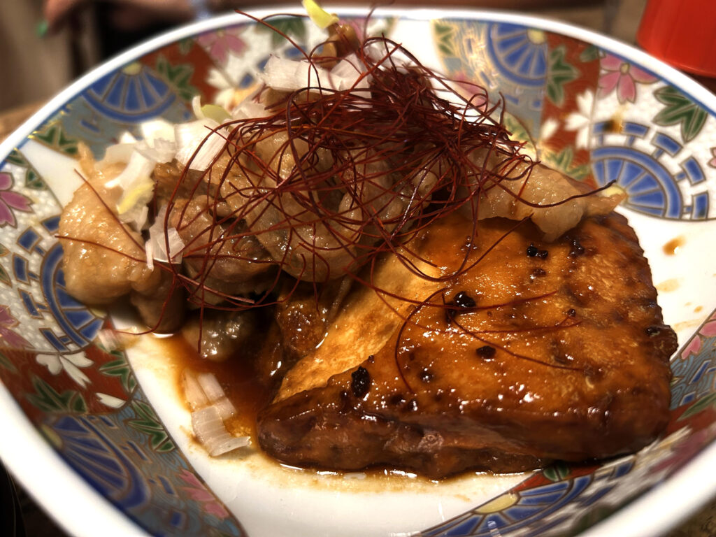 味がしっかり染み込んだ豆腐とお肉に糸唐辛子が添えられた末廣ブルースの肉豆腐