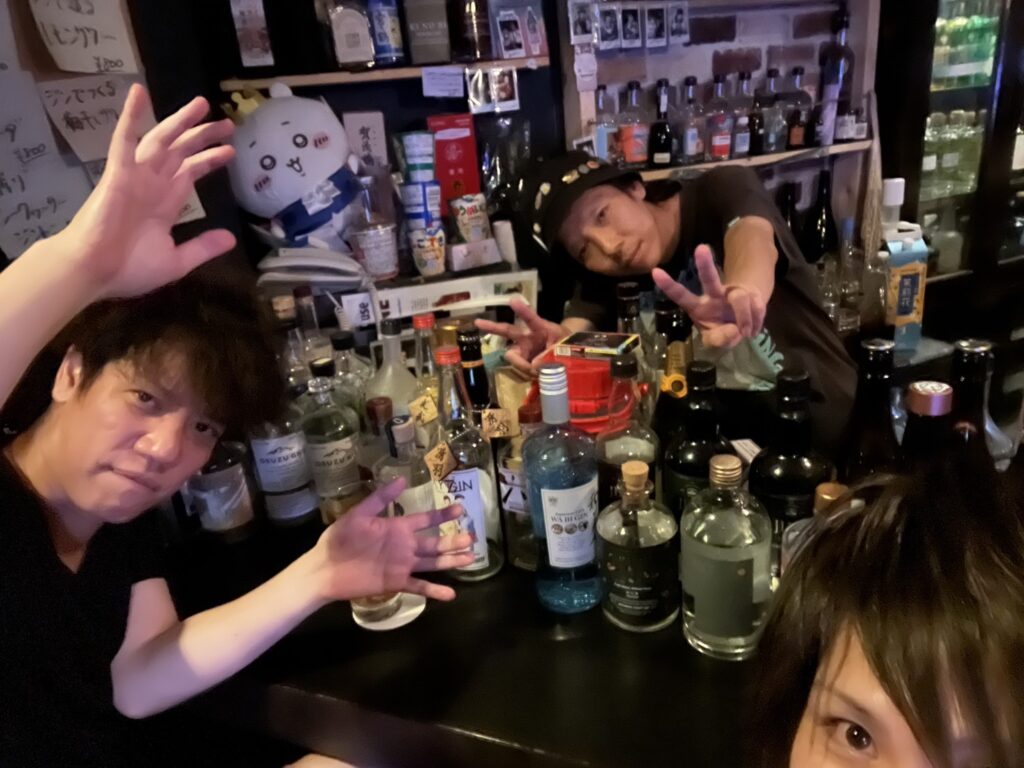 店主のさみーさんとカウンター越しに楽しむ記念写真